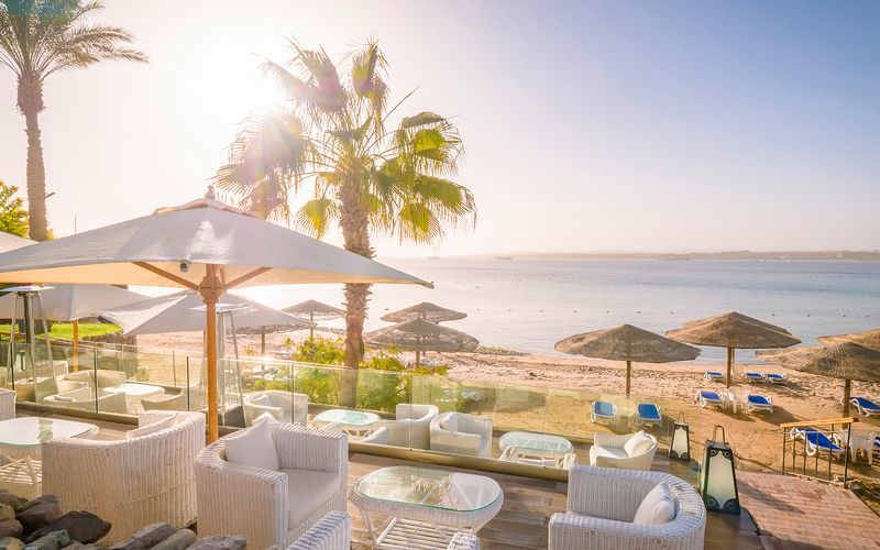 Stranden vid hotell Fort Arabesque Resort, Spa & Villas i Makadi Bay, Egypten.
