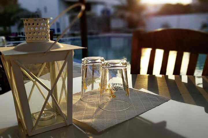 Restaurang vid poolen på hotell Gardenia på Santorini, Grekland.