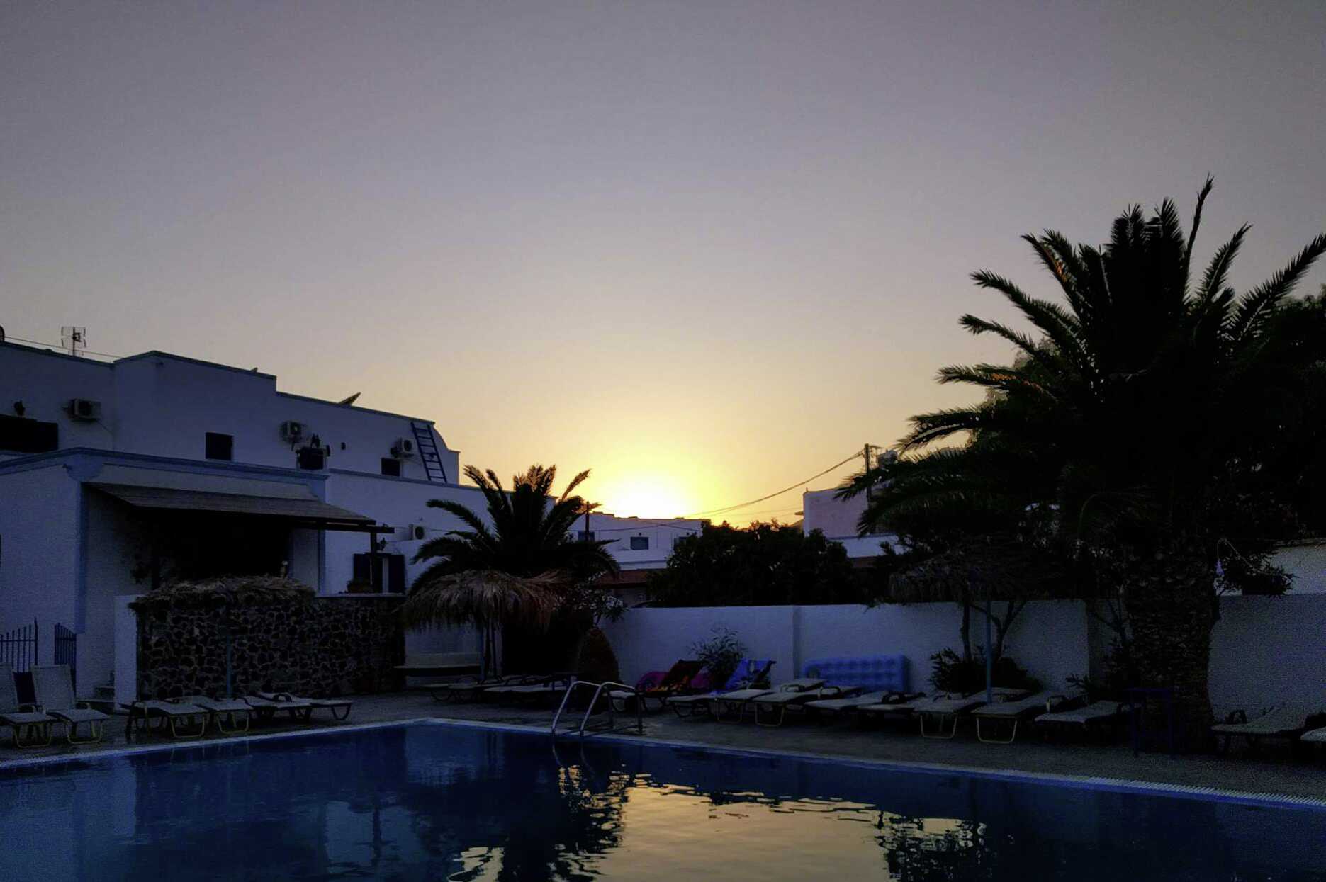 Poolen på hotell Gardenia vid solnedgången.