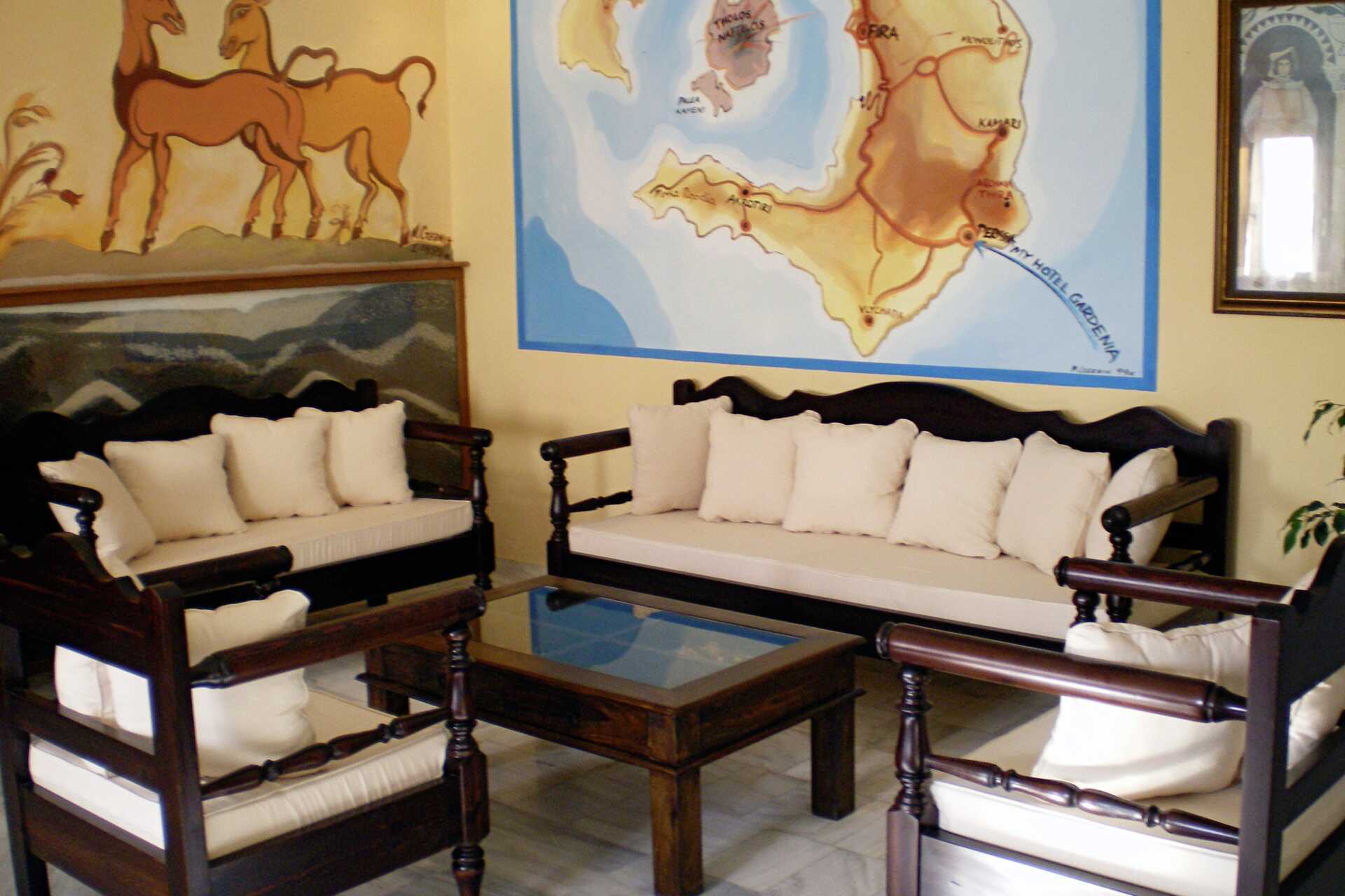 Lobbyn på hotell Gardenia på Santorini, Grekland.