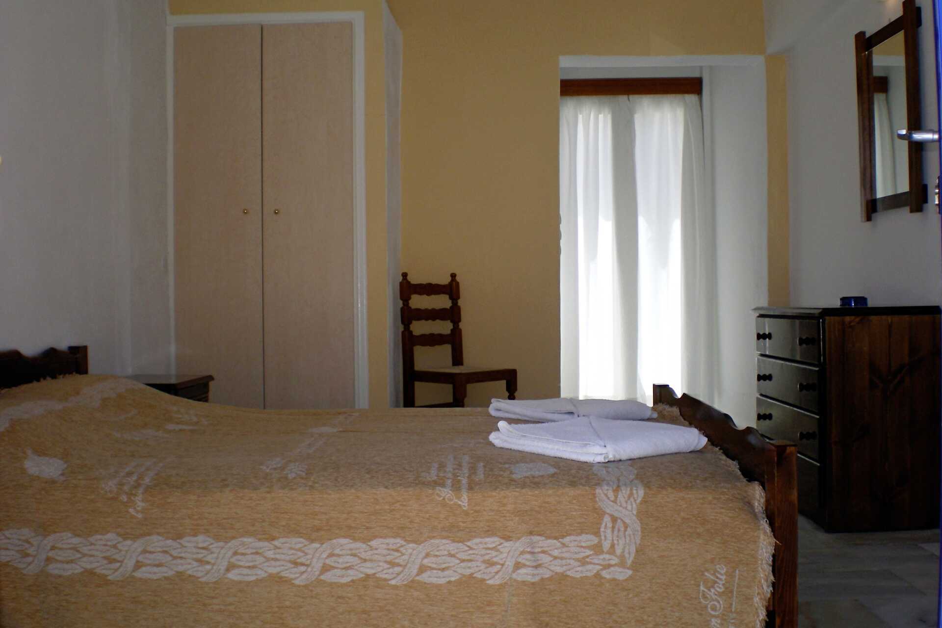 Enrumslägenhet på hotell Gardenia på Santorini, Grekland.