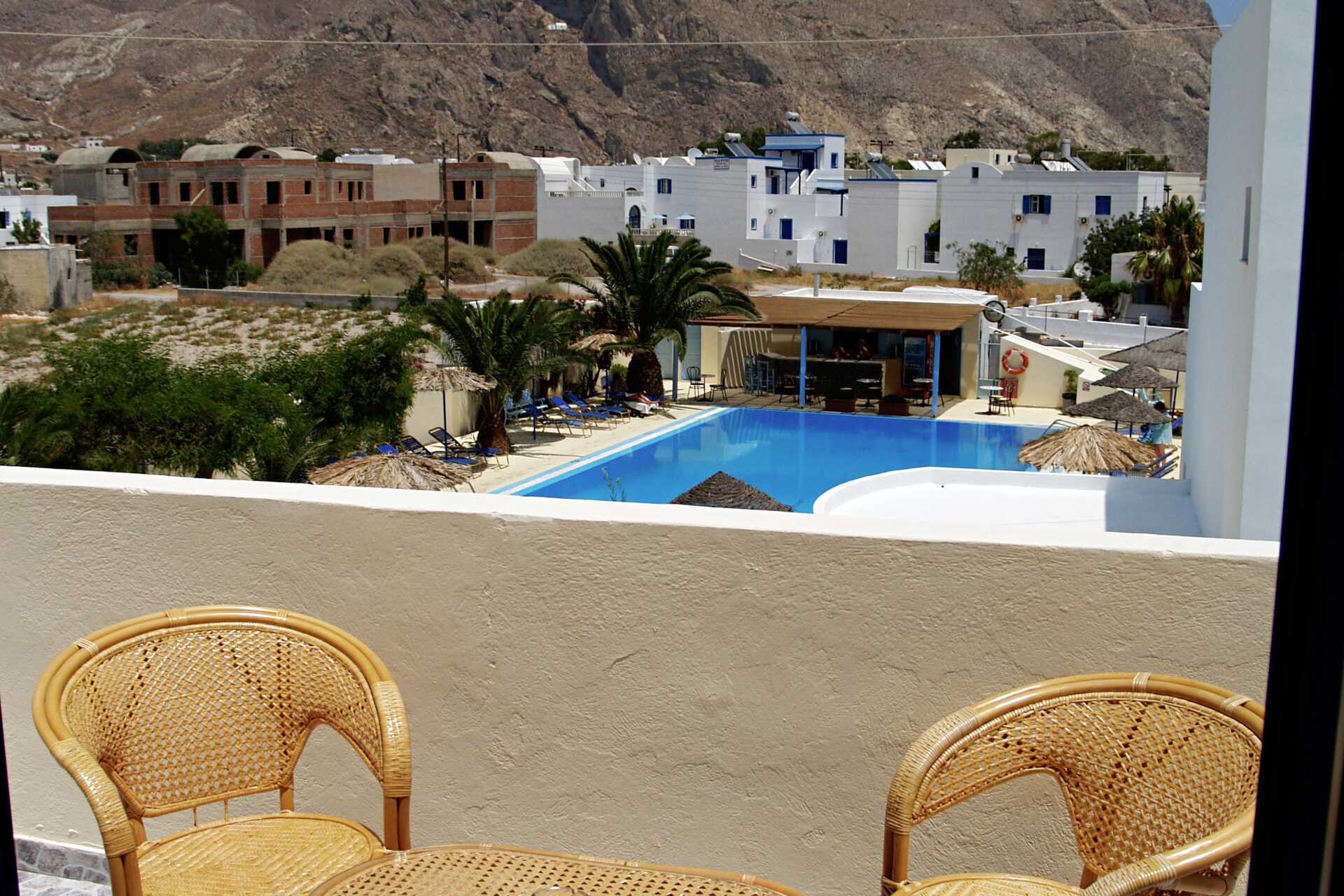 Balkongvy från hotell Gardenia på Santorini, Grekland.