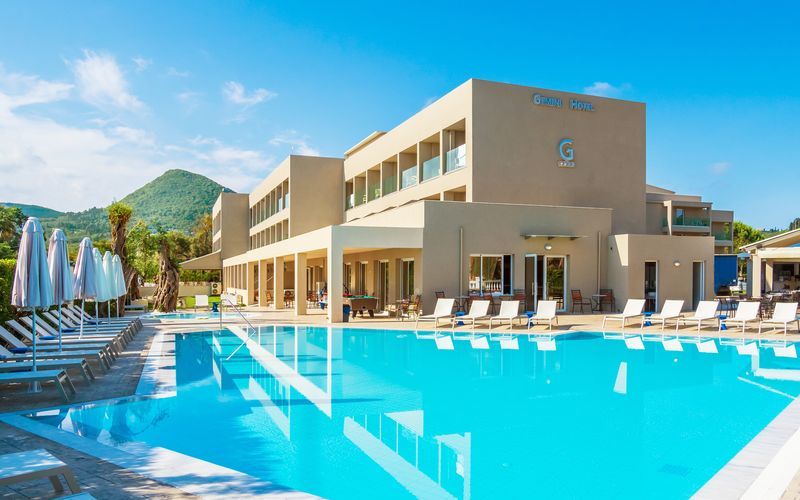 Poolområdet på hotell Gemini i Moraitika på Korfu, Grekland.