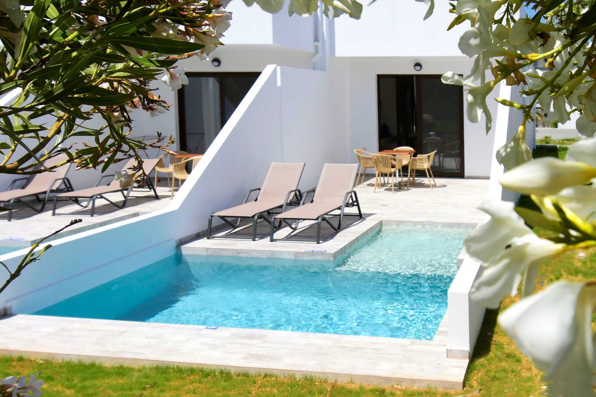 Tvårumslägenhet med privat pool på hotell Geraniotis Beach i Platanias på  Kreta, Grekland.