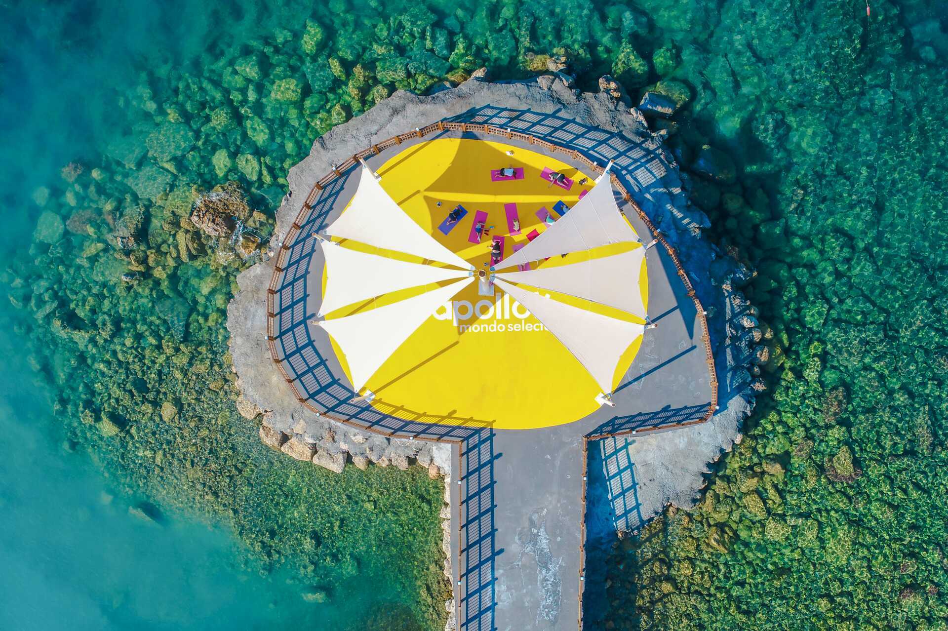 På hotell Gold Island ligger yogadäcket på en pir ut i vattnet.