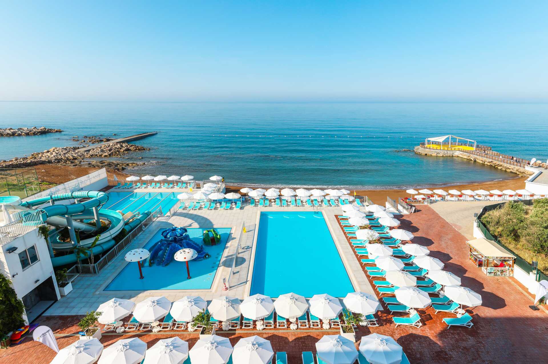 Poolområde på hotell Apollo Mondo Family Gold Island i Alanya, Turkiet.