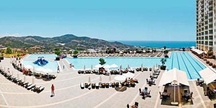 Poolområde med olympisk pool på hotell Goldcity Holiday Resort i Alanya, Turkiet.