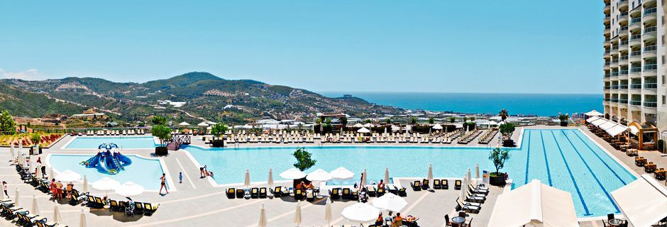 Poolområde med olympisk pool på hotell Goldcity Holiday Resort i Alanya, Turkiet.