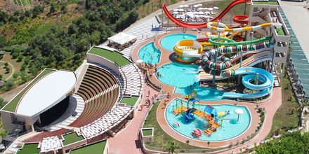 Vattenpark och amfiteater på hotell Goldcity Holiday Resort i Alanya, Turkiet.