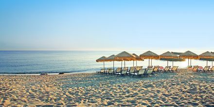 Hotellstrand vid hotell Golden Beach i Hersonissos på Kreta, Grekland.