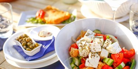 En god grekisk sallad på semestern är ett måste!