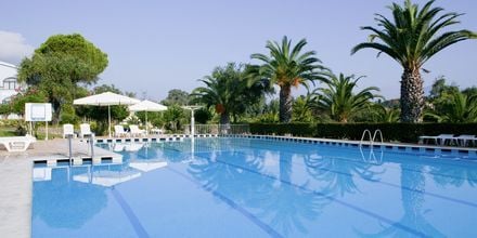 Poolområdet på hotell Govino Bay i Gouvia på Korfu, Grekland.