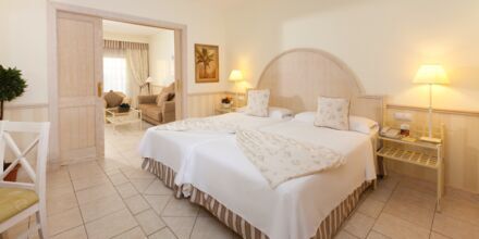 Större dubbelrum på hotell Gran Castillo Tagoro Family & Fun på Lanzarote, Spanien.