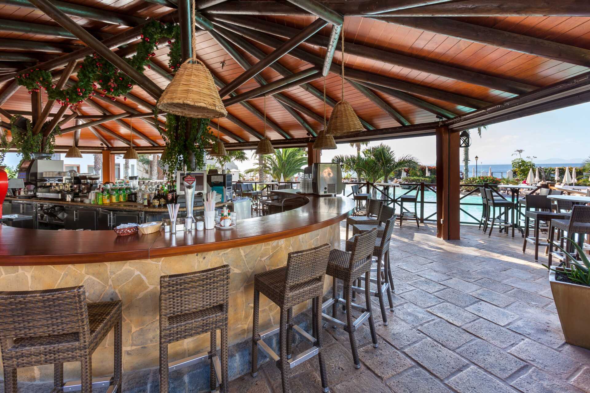 Poolbaren Cascada på  hotell Gran Castillo Tagoro Family & Fun, Lanzarote.