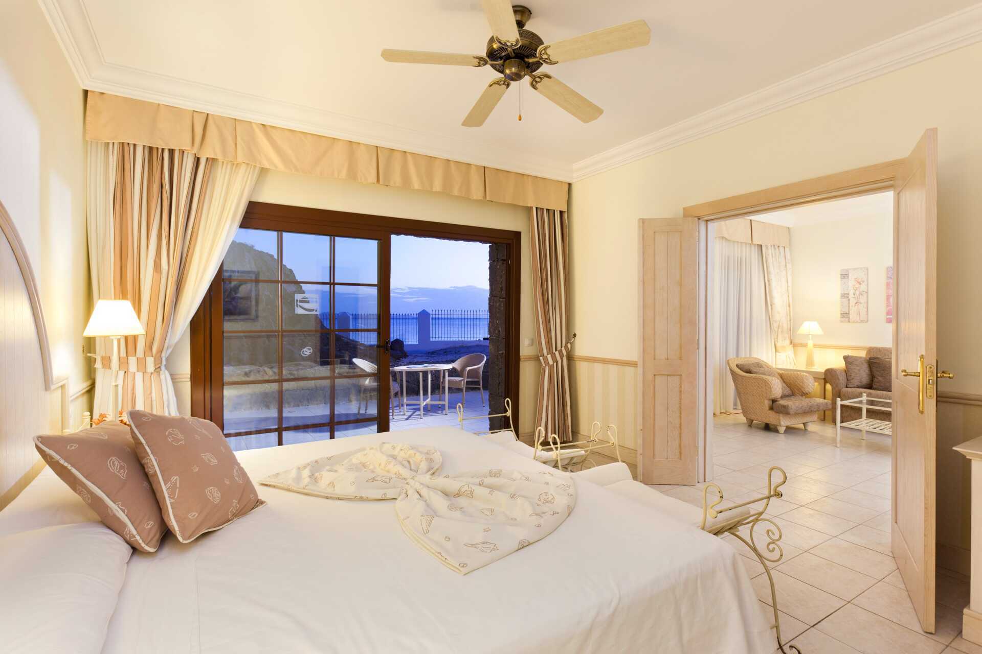 Tvårumssvit på hotell Gran Castillo Resort Family & Fun Playa Blanca på Lanzarote, Spanien.