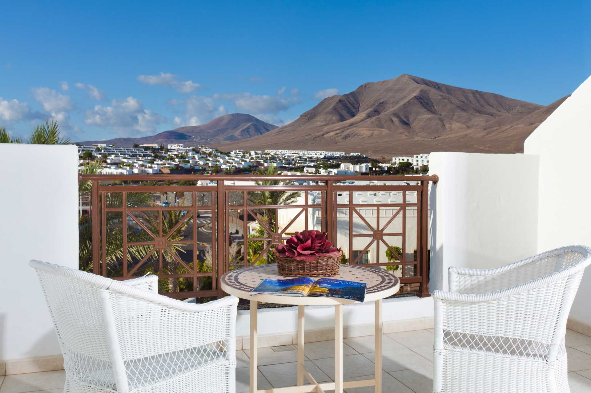 Uteplats till större dubbelrum på hotell Gran Castillo Tagoro Family & Fun på Lanzarote, Spanien.