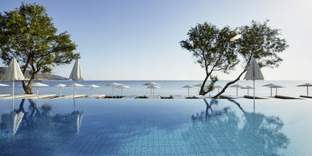 Poolområdet på hotell Grand Bay Beach Resort på Kreta, Grekland.