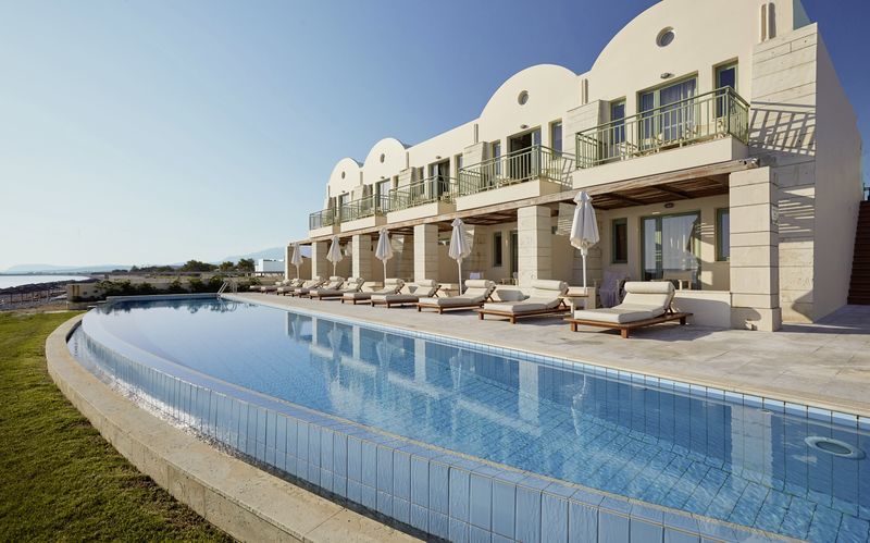 Juniorsviter med delad pool på hotell Grand Bay Beach Resort på Kreta, Grekland.