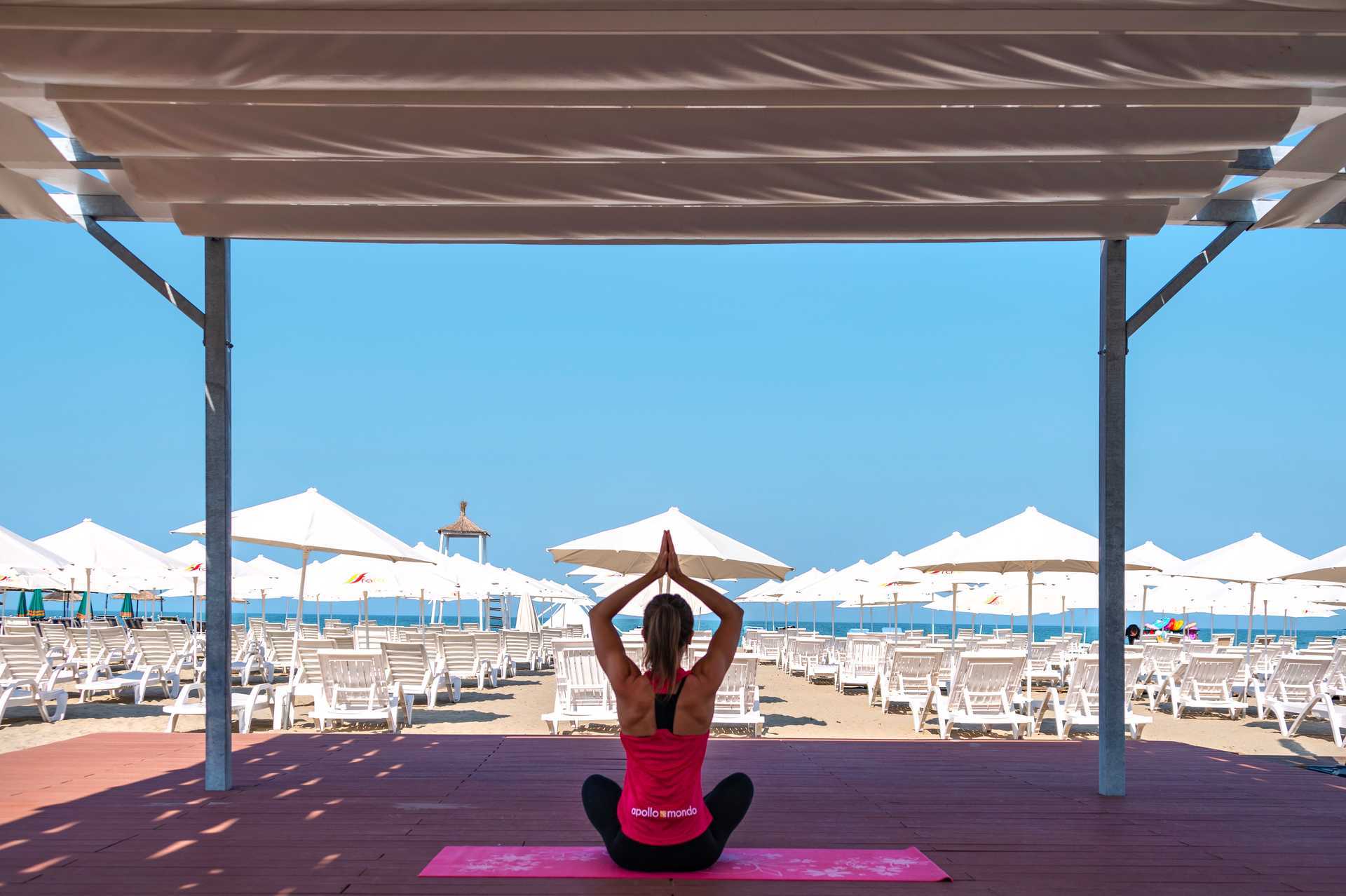 Ta del av gratis yoga på på hotell Fafa Grand Blue i Durres Riviera i Albanien.
