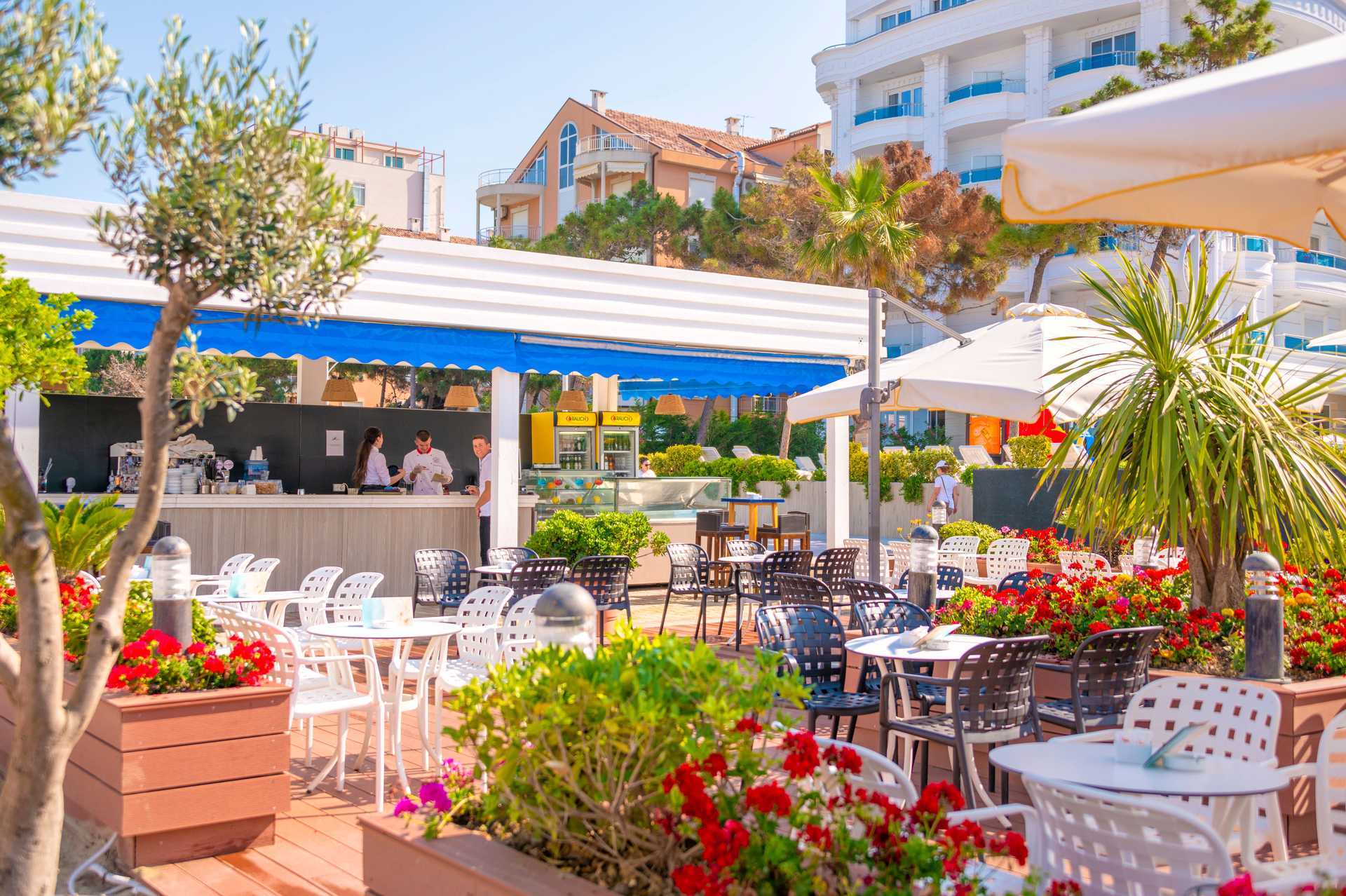 Restaurang på hotell Fafa Grand Blue i Durres Riviera i Albanien.