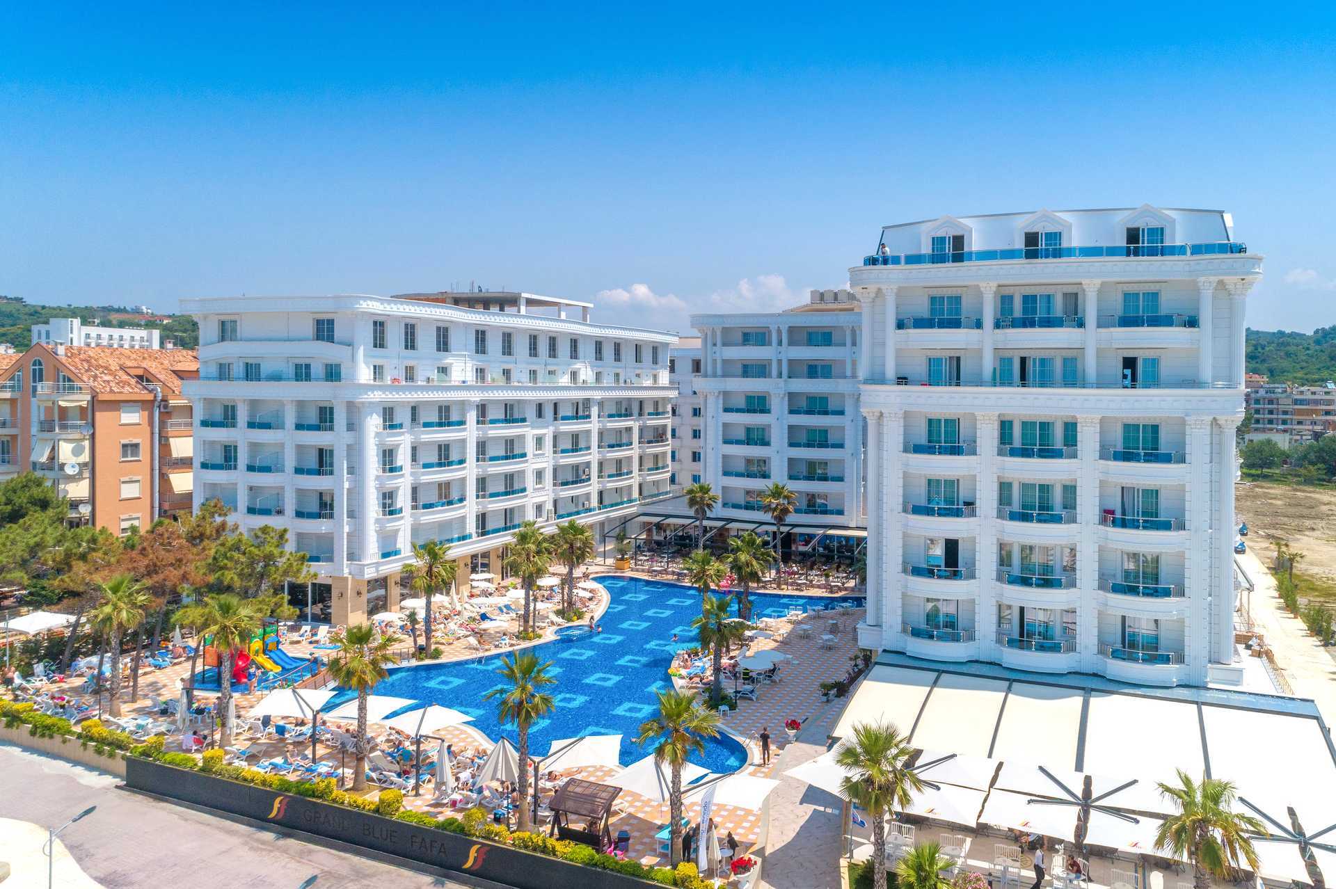 Poolområdet på hotell Fafa Grand Blue i Durres Riviera i Albanien.