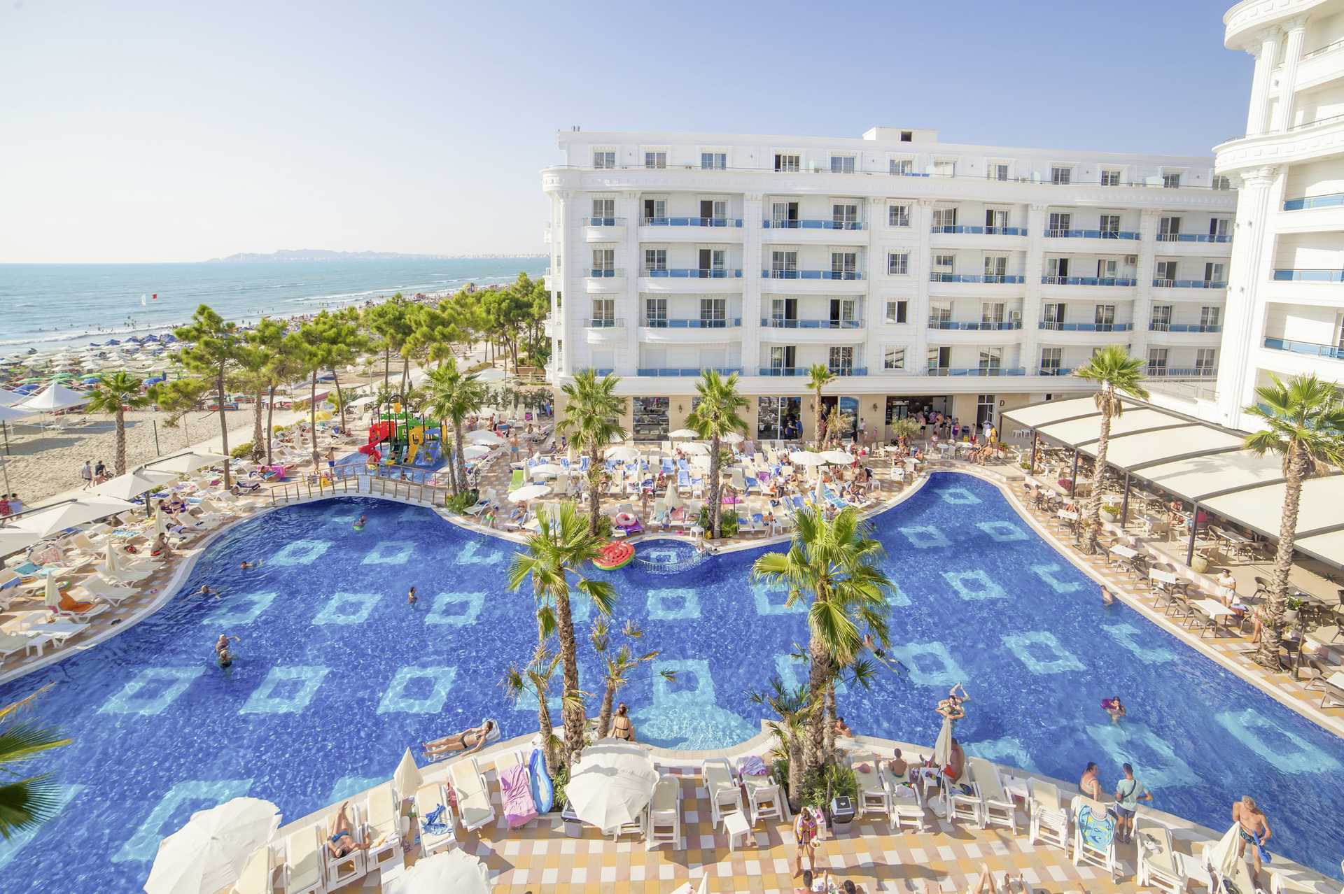 Poolområde på Fafa Grand Blue, Durres Riviera, Albanien.
