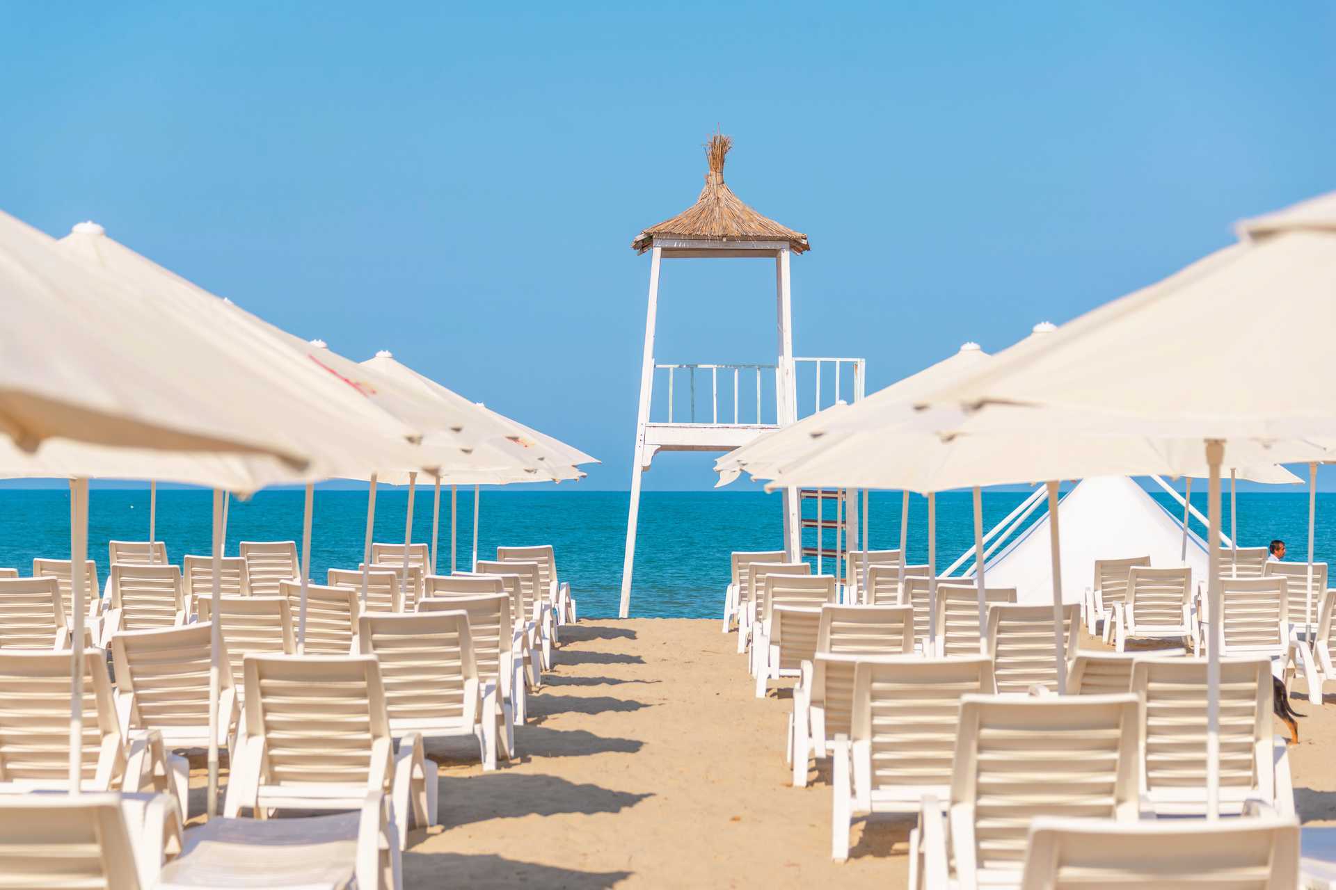 Stranden vid hotell Fafa Grand Blue i Durres Riviera i Albanien.
