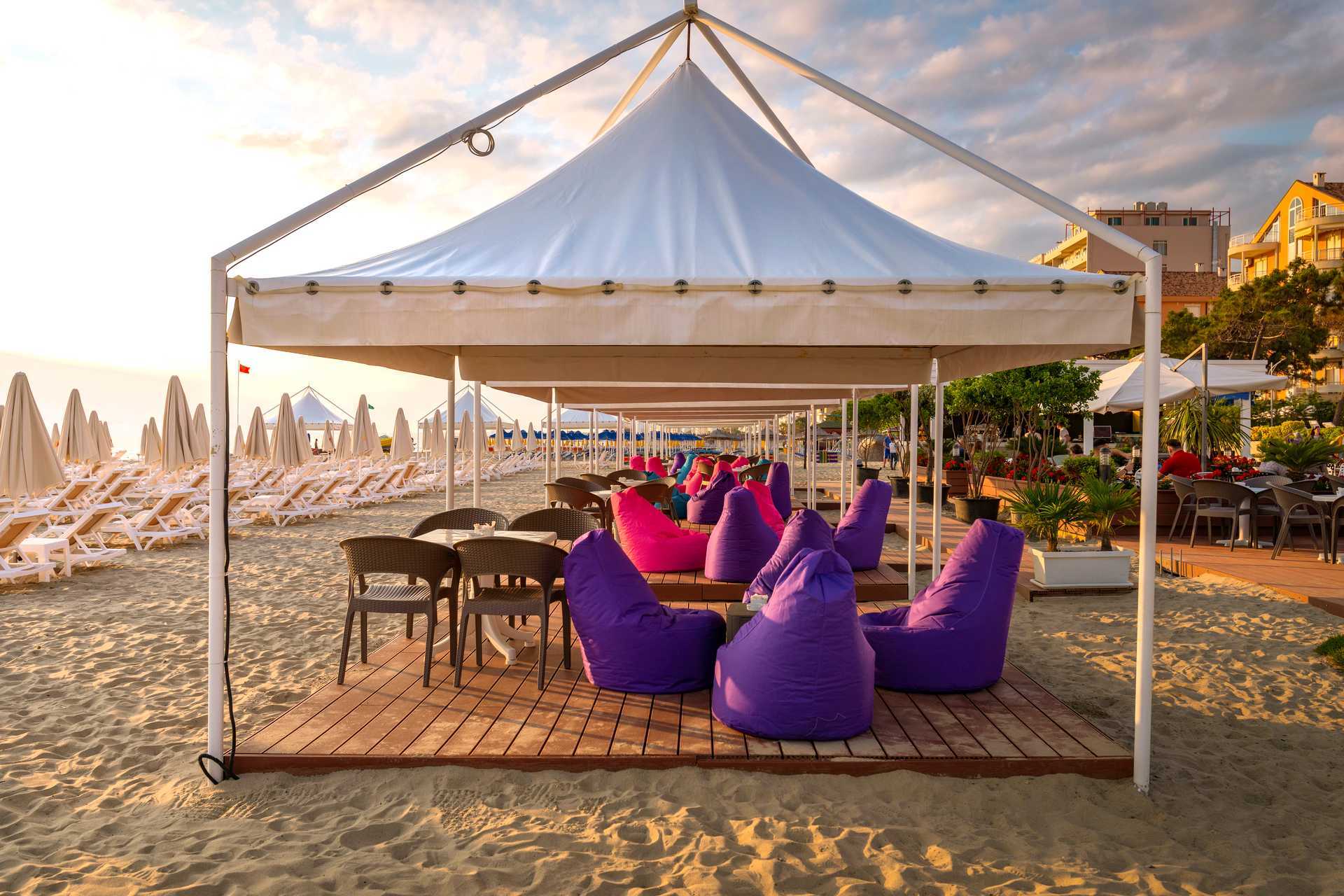 Stranden vid hotell Fafa Grand Blue i Durres Riviera i Albanien.