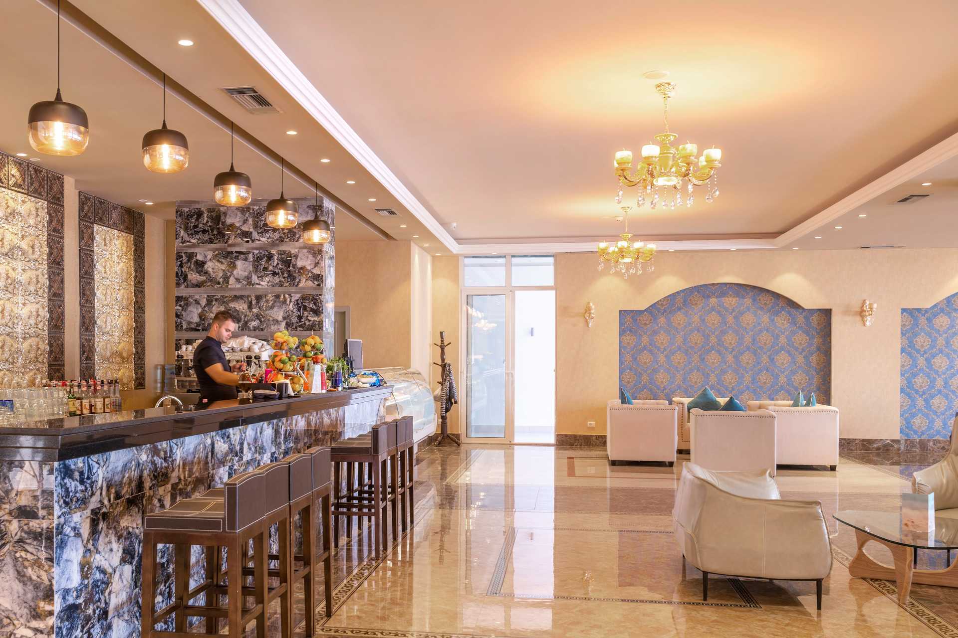 Bar på hotell Fafa Grand Blue i Durres Riviera i Albanien.