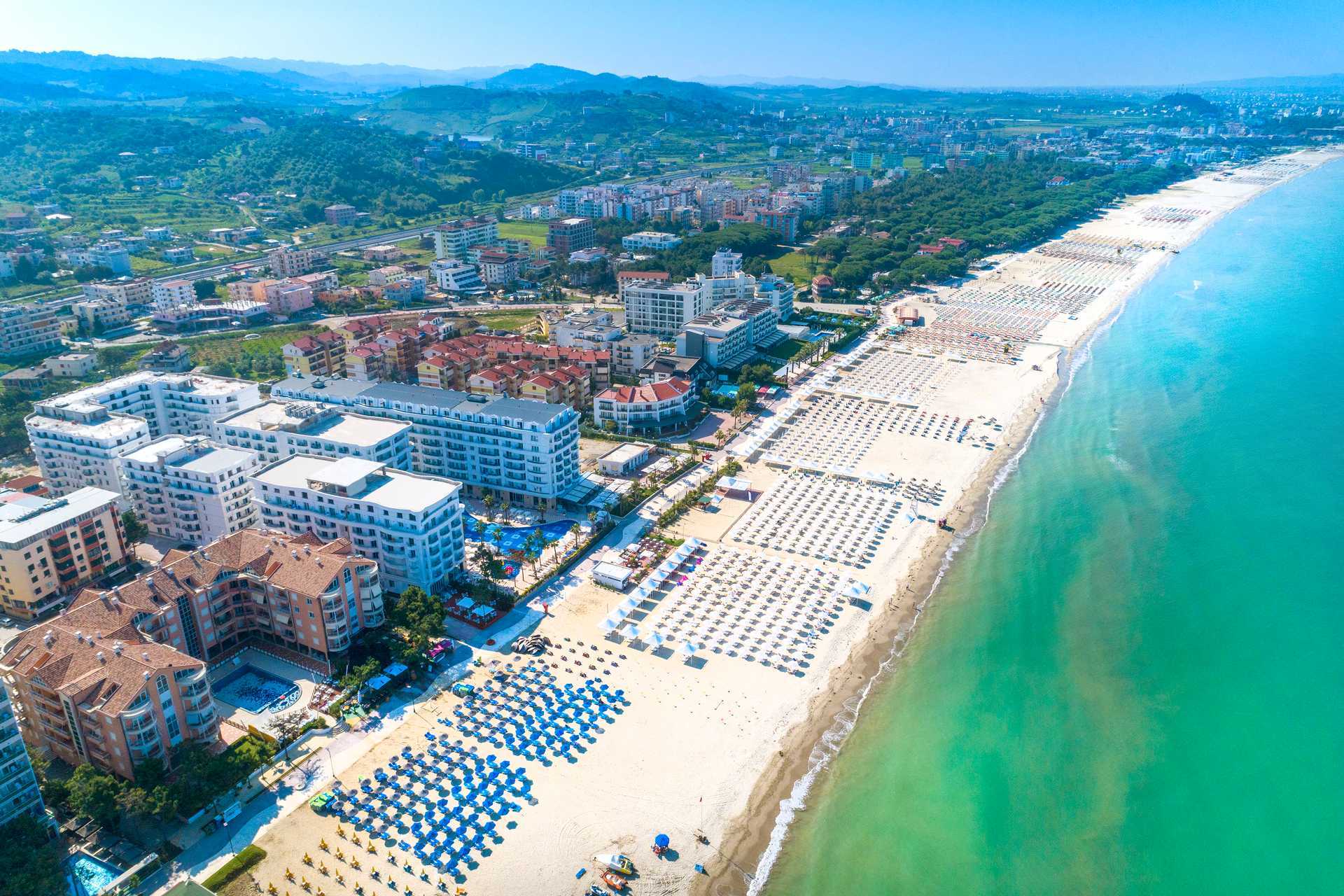 Stranden vid hotell Fafa Grand Blue i Durres Riviera i Albanien.