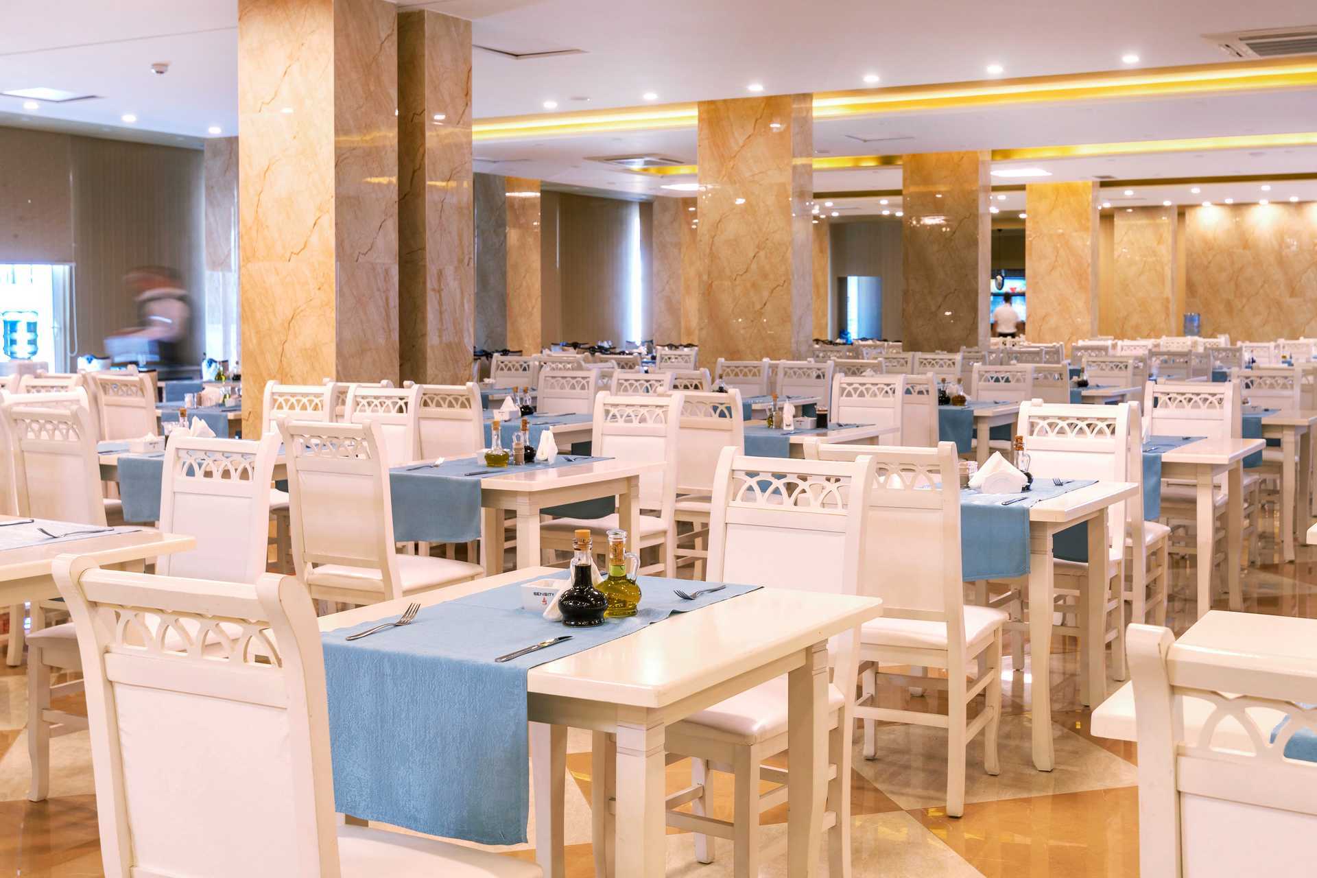 Restaurang på hotell Fafa Grand Blue i Durres Riviera i Albanien.