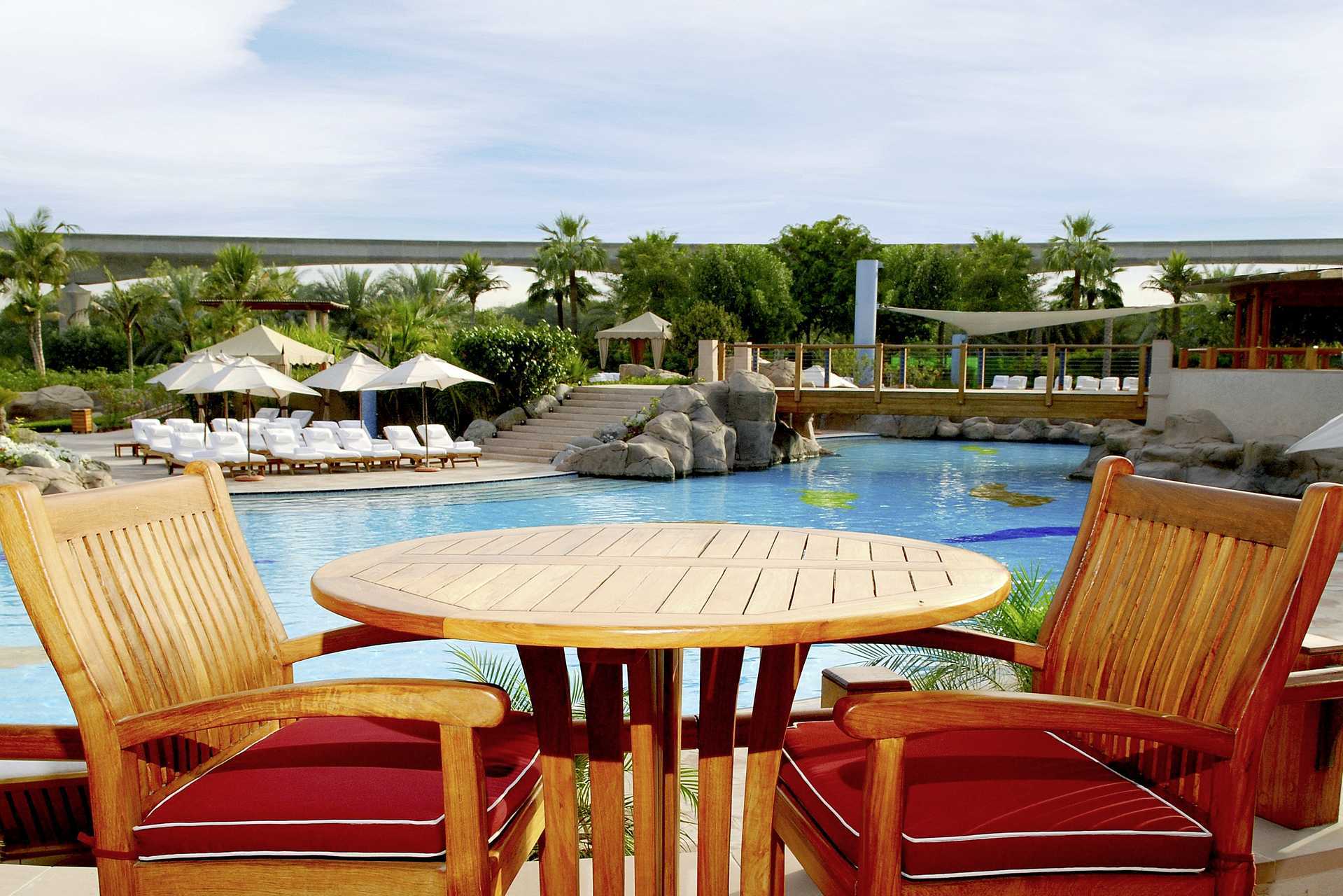 Restaurang vid poolen på Grand Hyatt, Dubai.