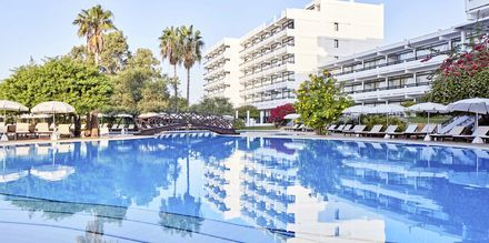 Poolområde på hotell Grecian Bay, Cypern.
