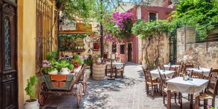 Charmig restaurang i en gränd i Chania stad på Kreta.