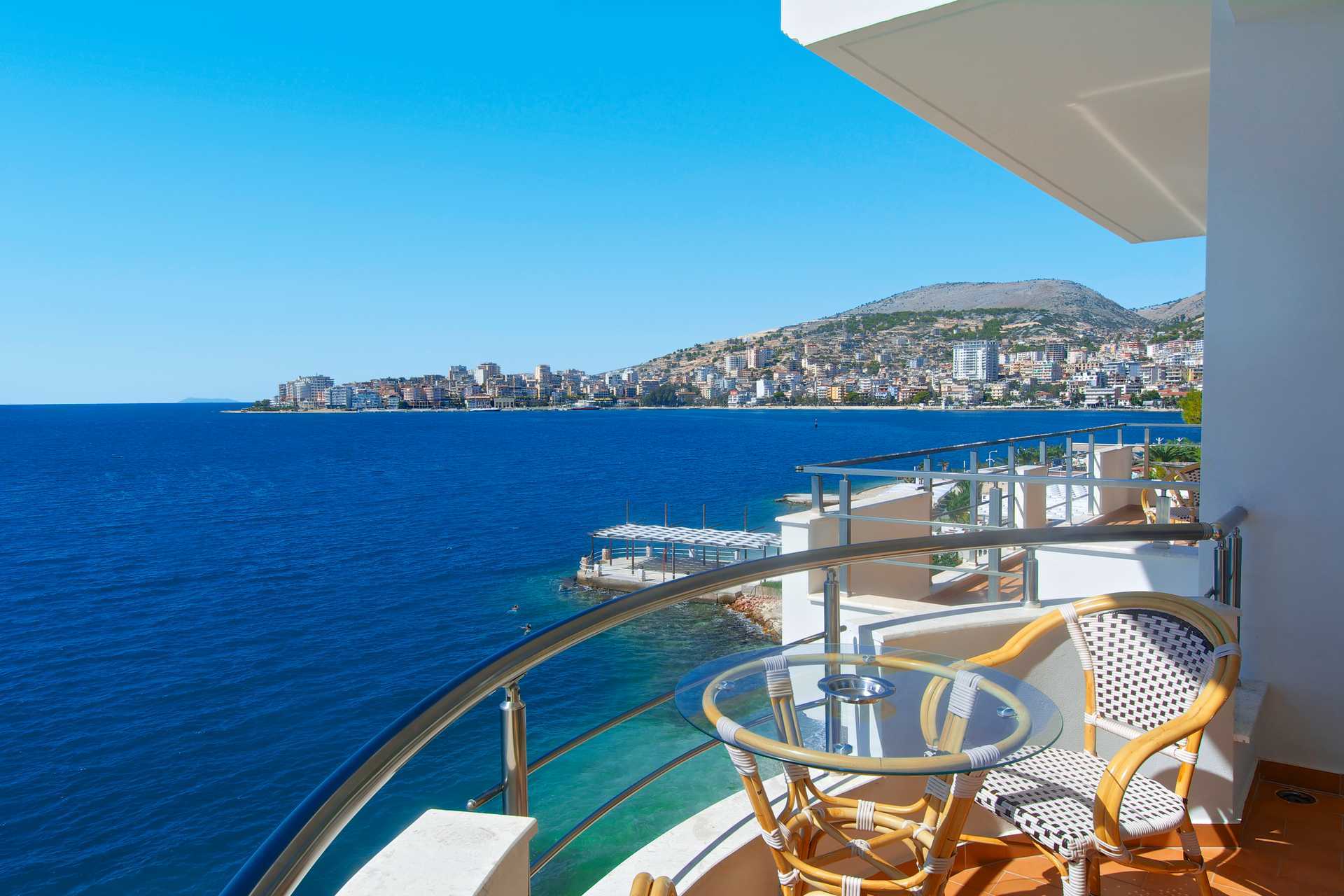 Havsutsikt från dubbelrum på hotell Jaroal i Saranda, Albanien.