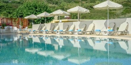 Poolområde på hotell Hermes i Kato Stalos på Kreta, Grekland.