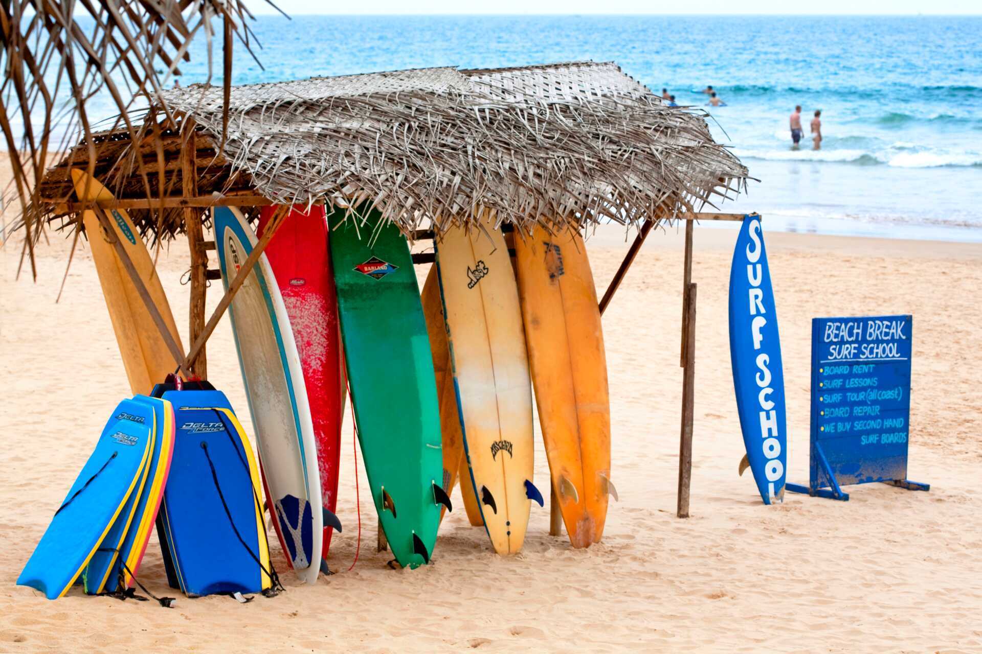 Surfing i Hikkaduwa på södra Sri Lanka.