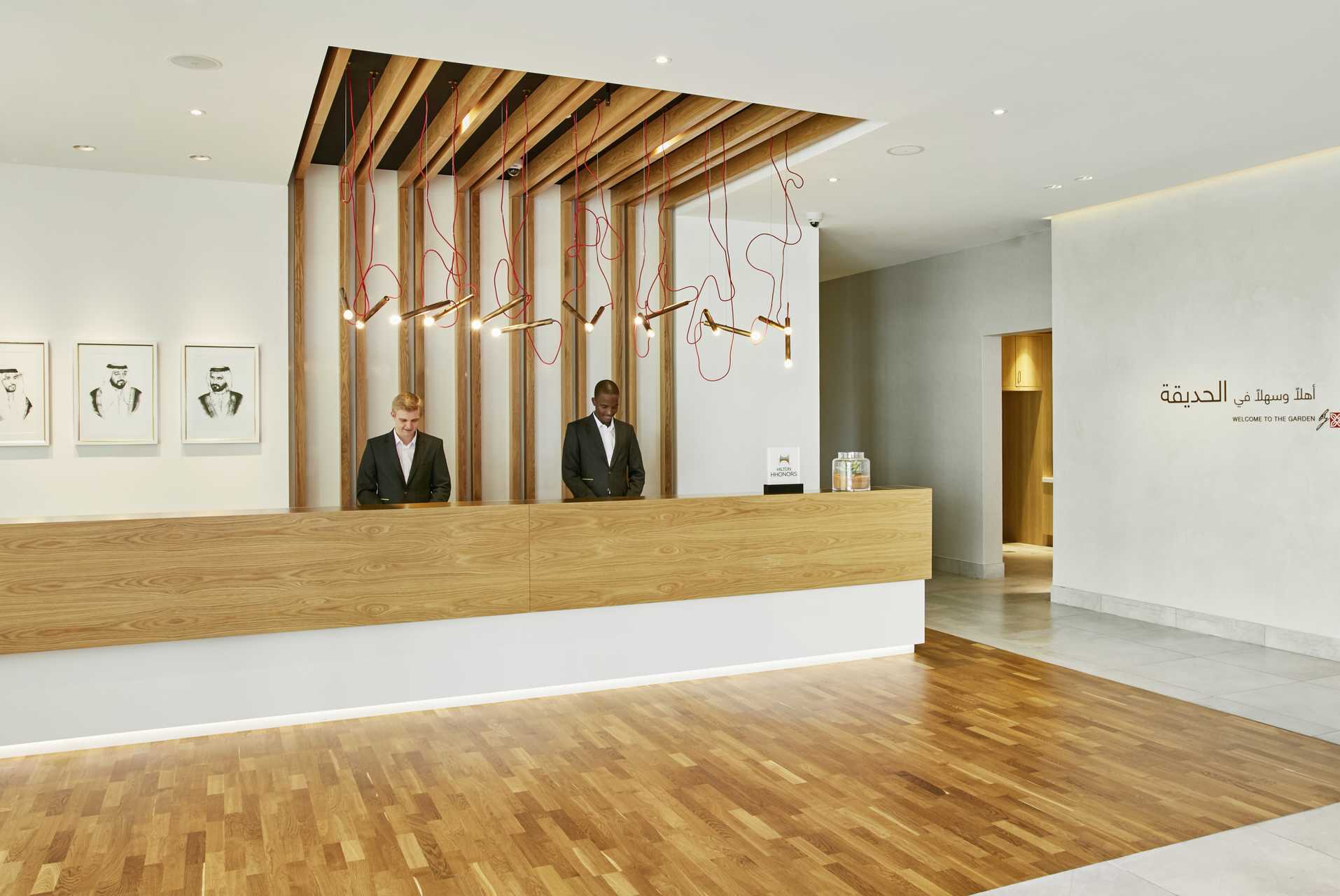 Receptionen på hotell Hilton Garden Inn Mall of the Emirates i Dubai Al Barsha i Dubai, Förenade Arabemiraten.