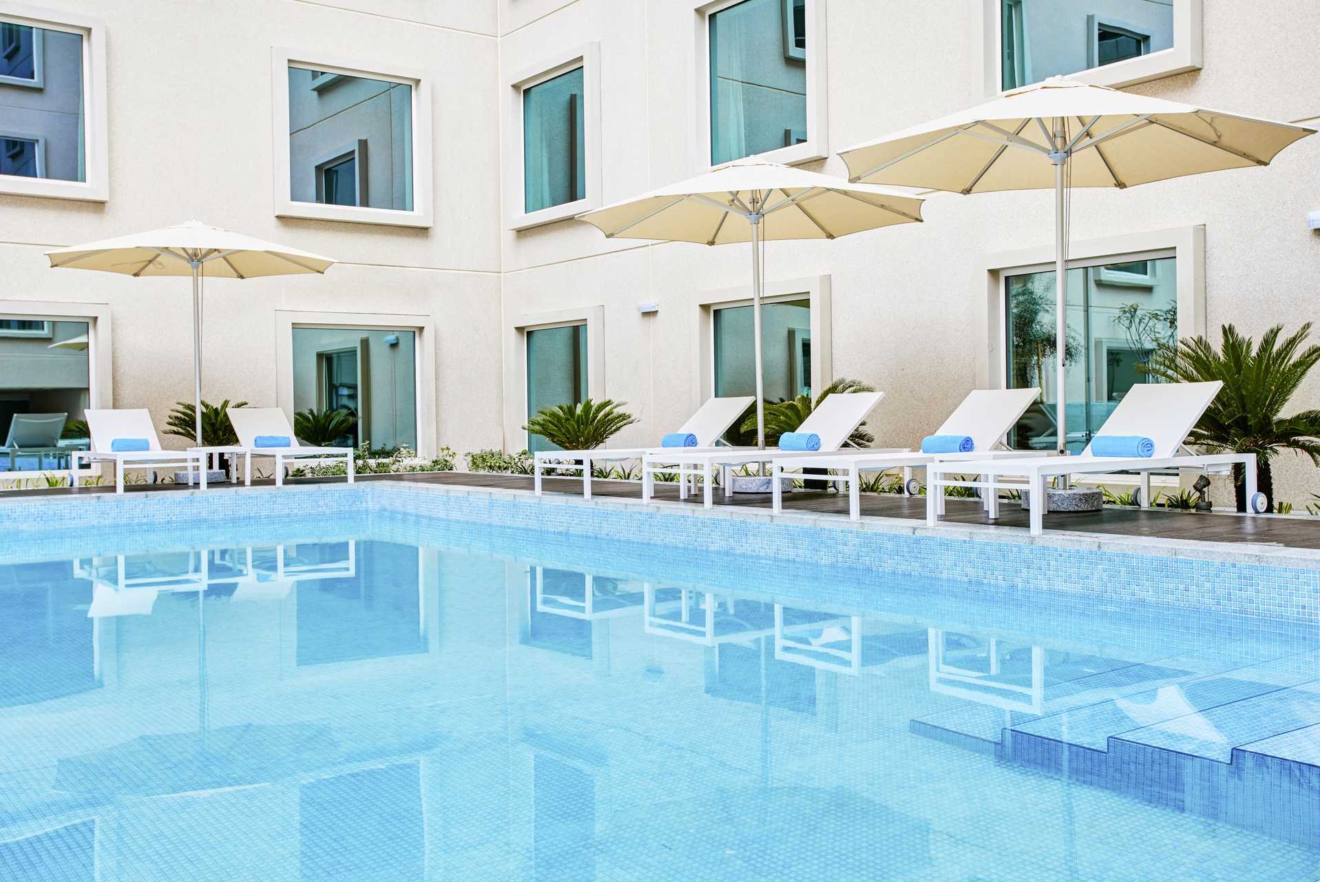 Pool på hotell Hilton Garden Inn Mall of the Emirates i Dubai Al Barsha i Dubai, Förenade Arabemiraten.