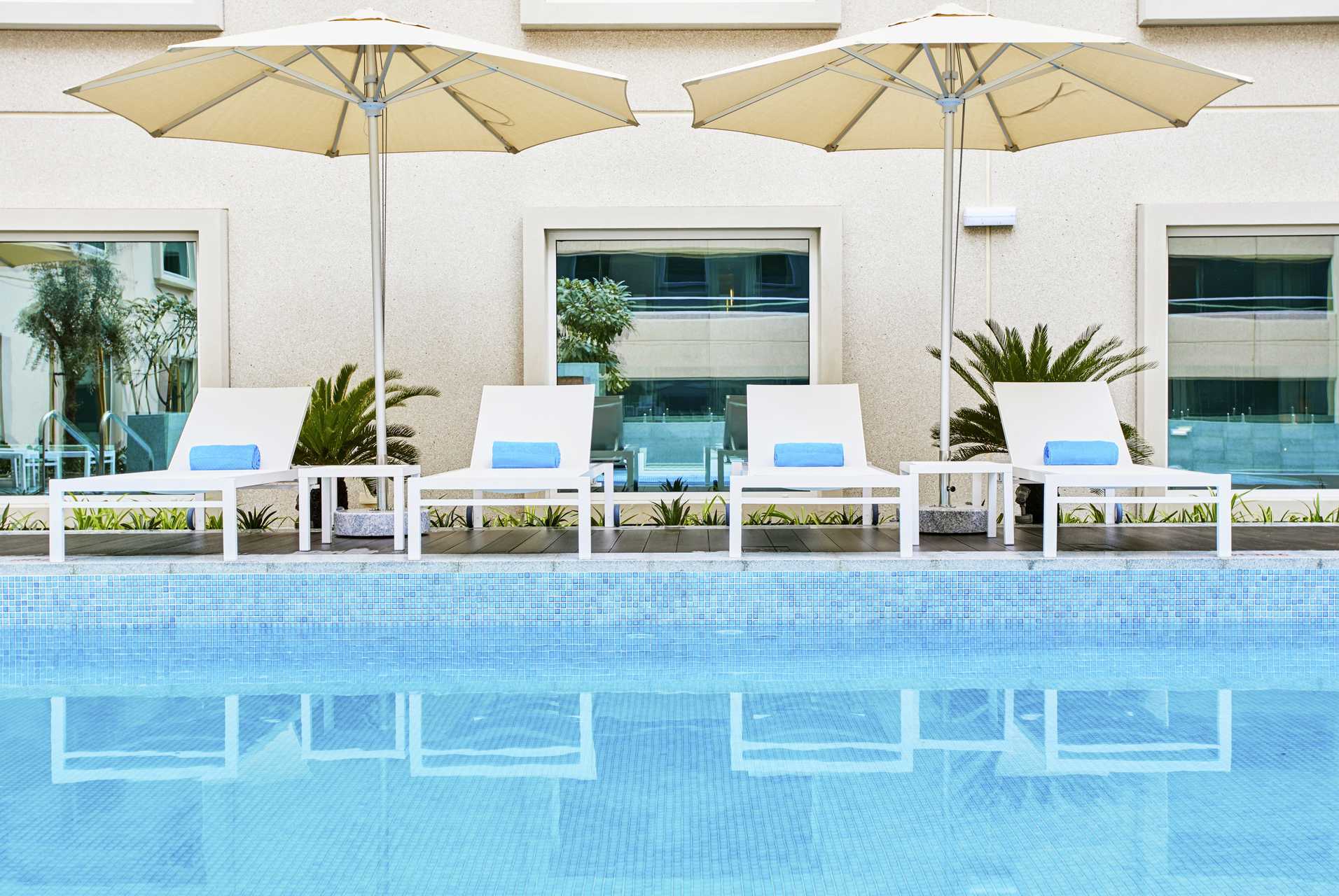 Pool på hotell Hilton Garden Inn Mall of the Emirates i Dubai Al Barsha i Dubai, Förenade Arabemiraten.