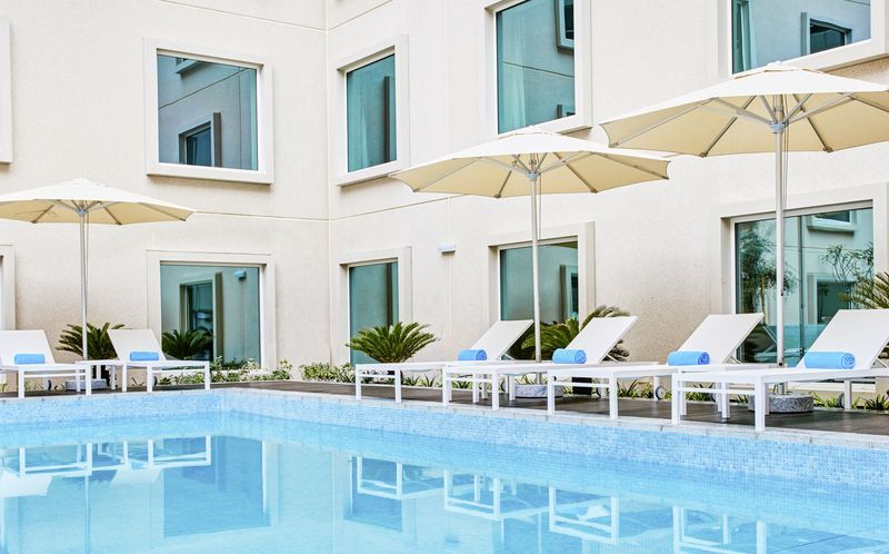Pool på hotell Hilton Garden Inn Mall of the Emirates i Dubai Al Barsha i Dubai, Förenade Arabemiraten.