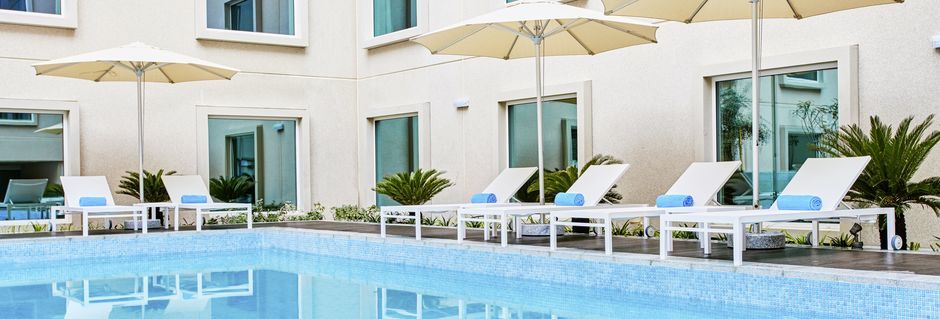 Pool på hotell Hilton Garden Inn Mall of the Emirates i Dubai Al Barsha i Dubai, Förenade Arabemiraten.