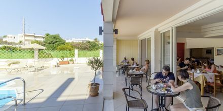 Frukostrestaurang på hotell Hiona Holiday i Palekastro på Kreta, Grekland.