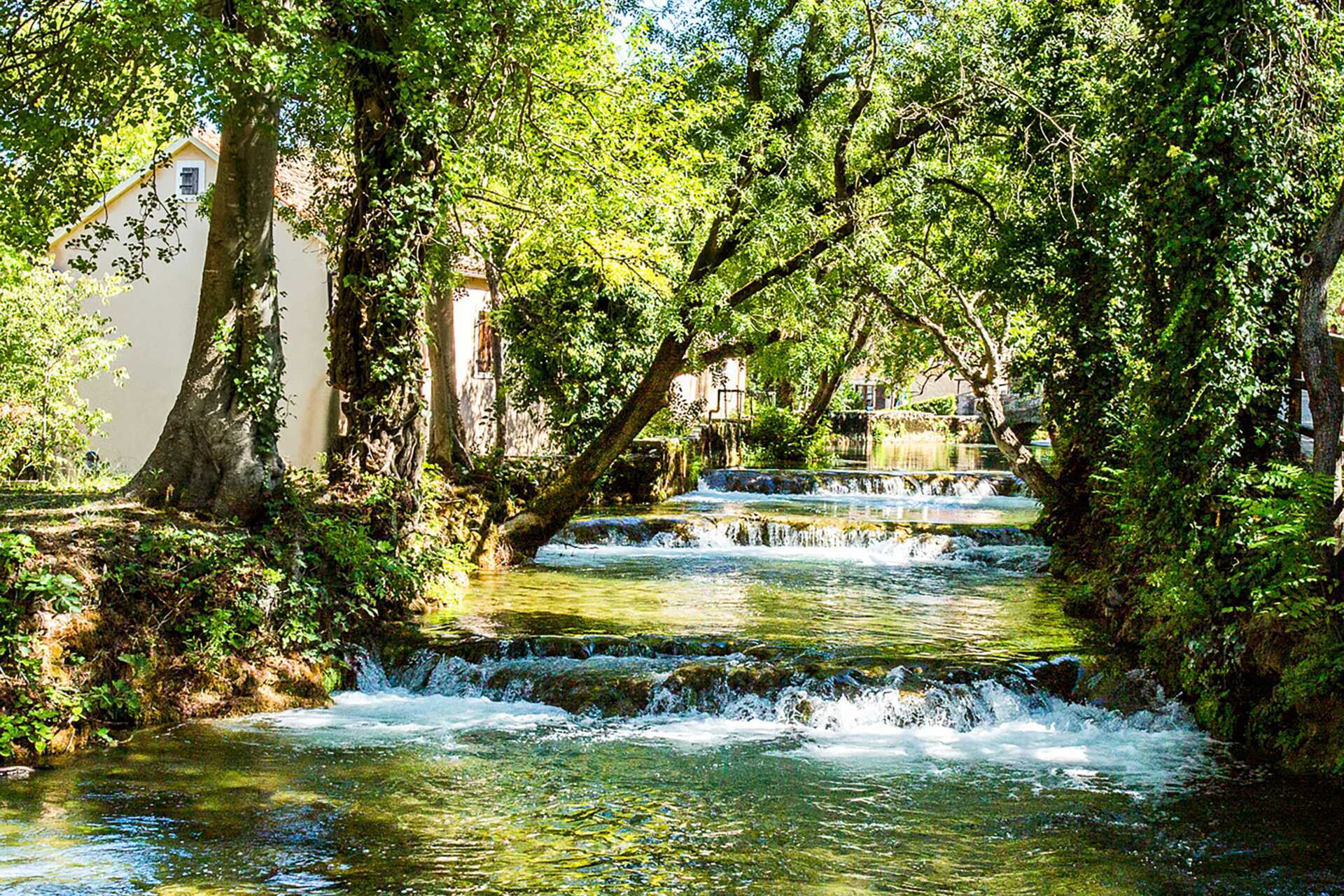 Följ med på utflykt till nationalparken Krka. Under dagen besöks även den vackra staden Trogir.