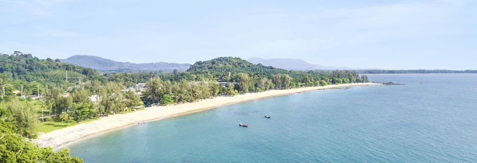 Stranden vid Hive Khaolak Beach Resort, Thailand.