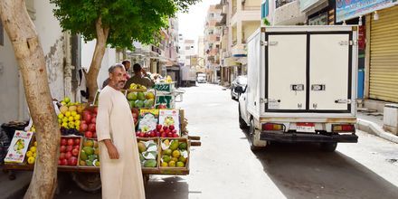 Köp färska frukter i Hurghada, Egypten.