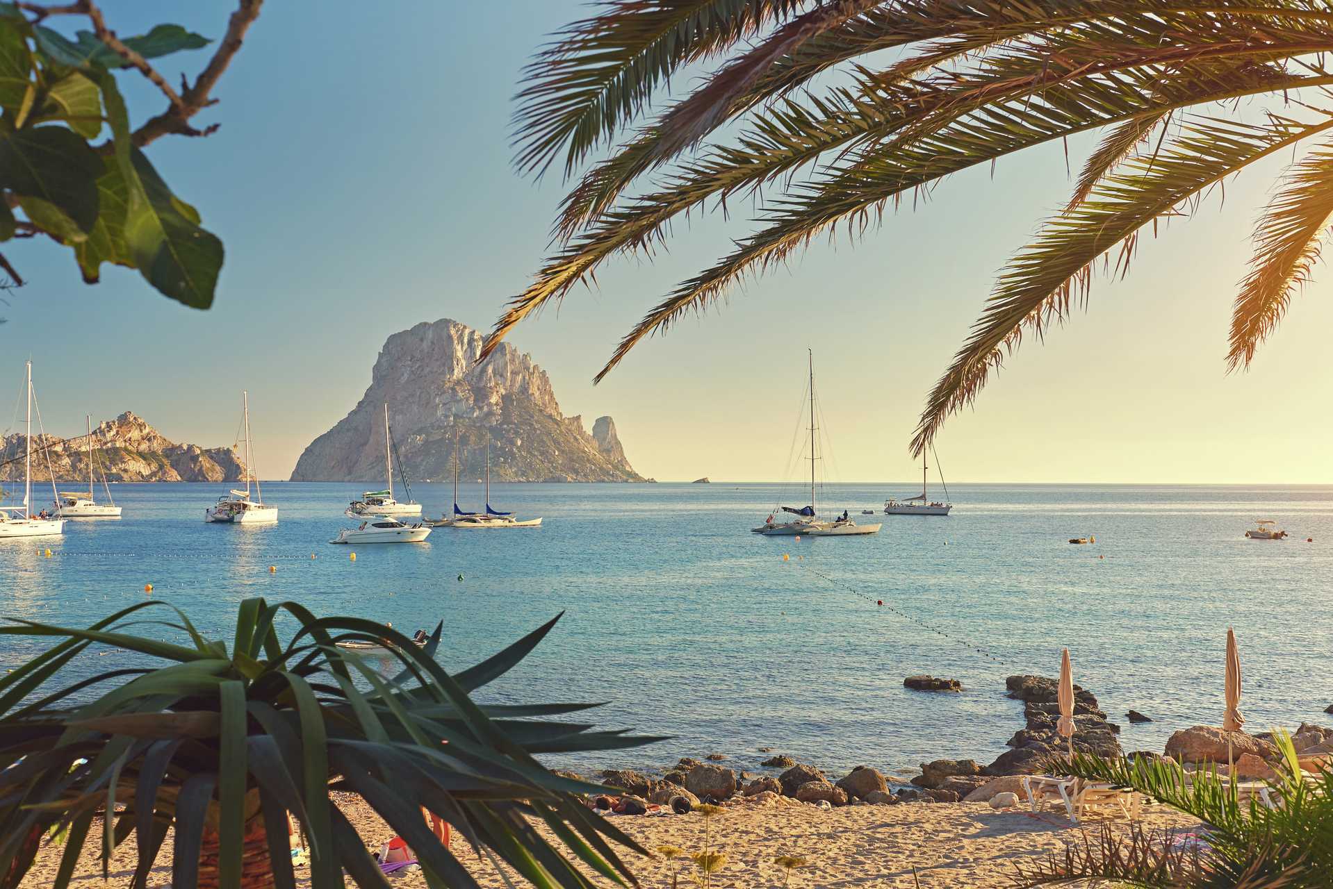 Ibiza utsikt över havet och en segelbåt