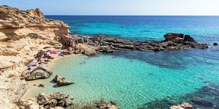 Ta en utflykt till närliggande ön Formentera, där turkosblått vatten och vita stränder väntar.