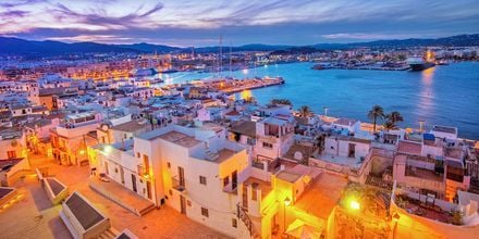 Ibizas hamn i solnedgång.