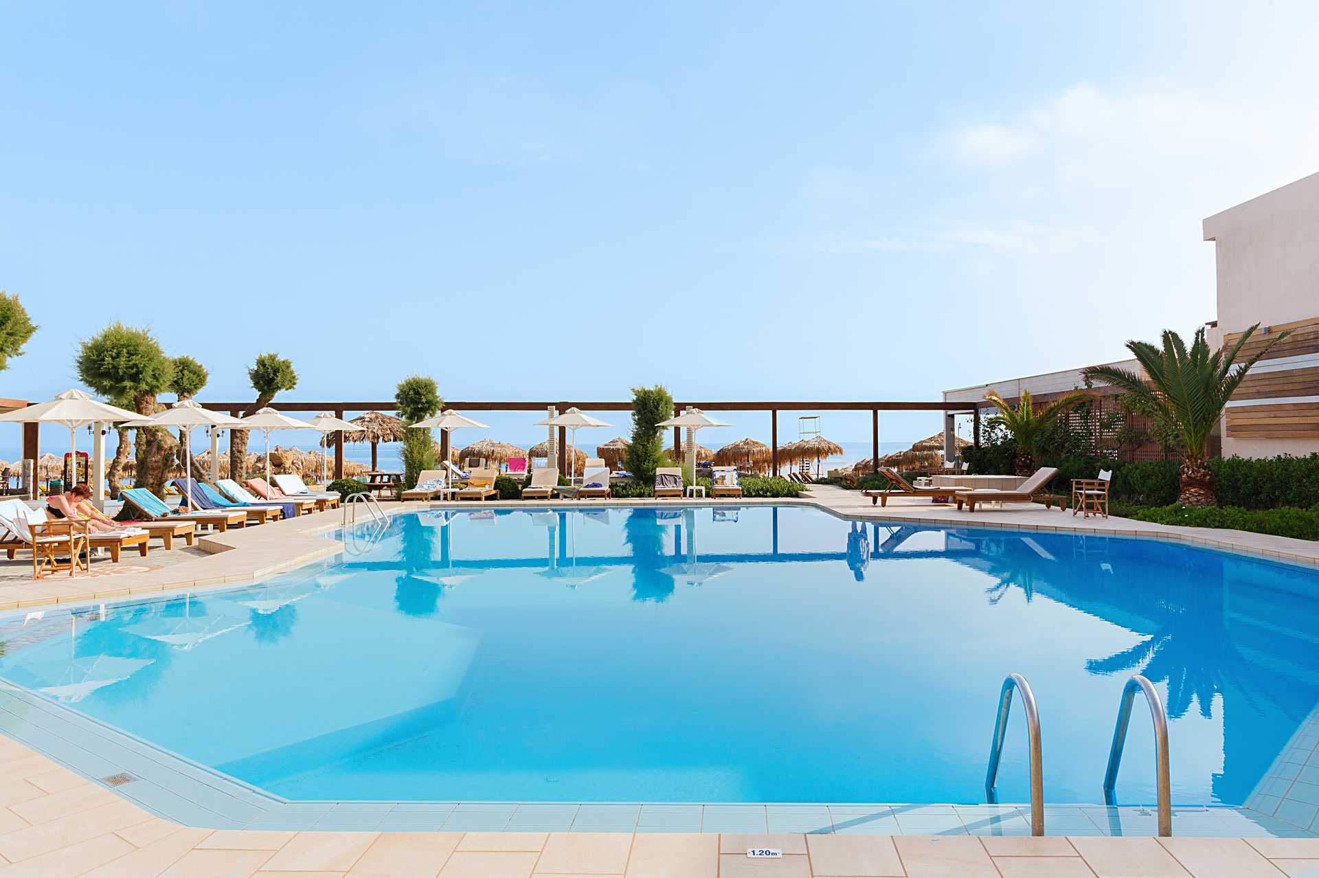 Poolområdet på hotell Ideal Beach i Platanias på Kreta, Grekland.